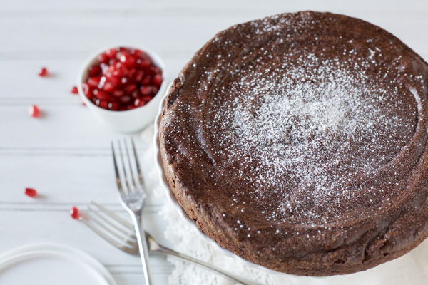 Easy Flourless Chocolate Cake | BourbonandHoney.com