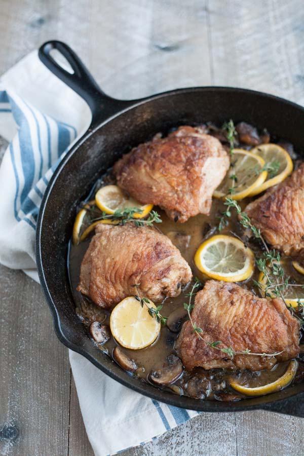 Skillet Chicken with Mushrooms, Shallots and White Wine | BourbonandHoney.com -- Skillet Chicken with Mushrooms, Shallots and White Wine | BourbonandHoney.com -- This Skillet Chicken with Mushrooms is a quick weeknight dinner packed with flavor!