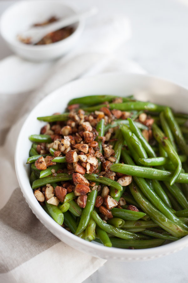 Green Beans with Almonds, Shallot and Garlic | BourbonandHoney.com -- Roasted Green Beans with Almonds, Shallots and Garlic, a quick side dish for dinner, lunch or special occasions.