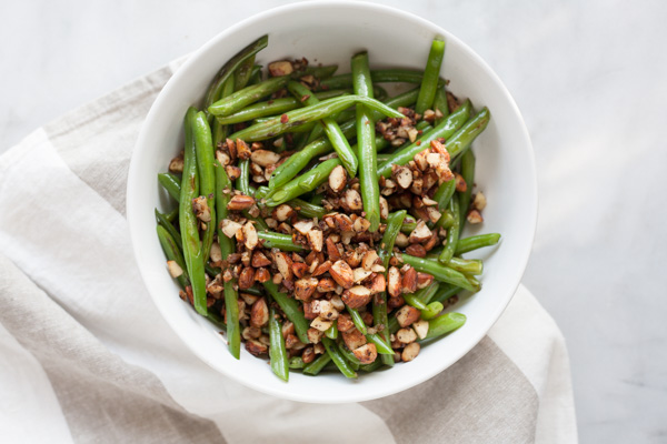 Green Beans with Almonds, Shallot and Garlic | BourbonandHoney.com -- Roasted Green Beans with Almonds, Shallots and Garlic, a quick side dish for dinner, lunch or special occasions.