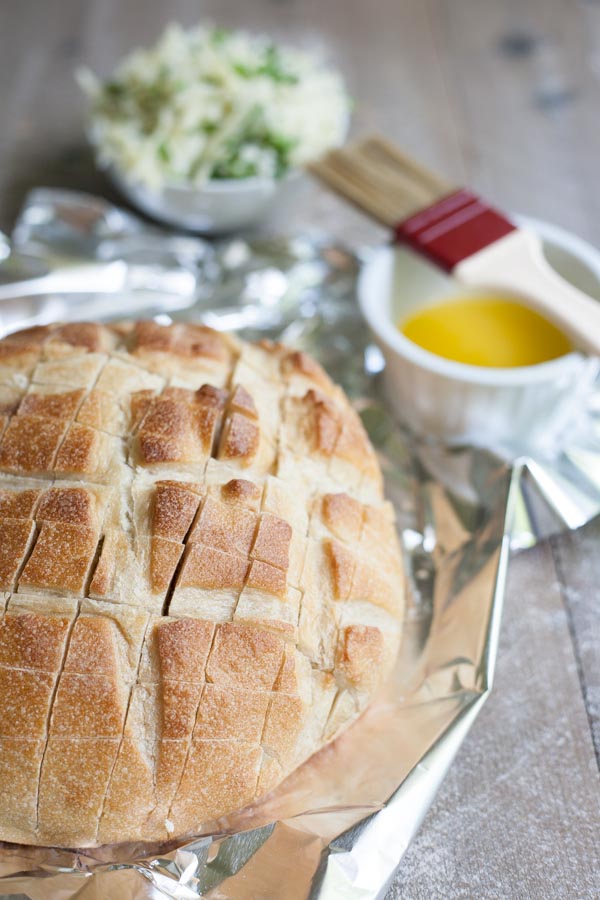 Cheesy Pull-Apart Garlic Bread | BourbonandHoney.com -- This over-the-top Cheesy Pull-Apart Garlic Bread is super cheesy, garlicky and totally delicious! Make it as a side with dinner or as a tasty appetizer.