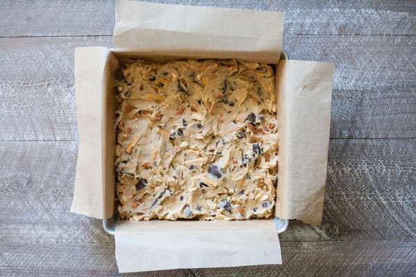 Almond, Pretzel and Chocolate Chunk Blondies | BourbonandHoney.com