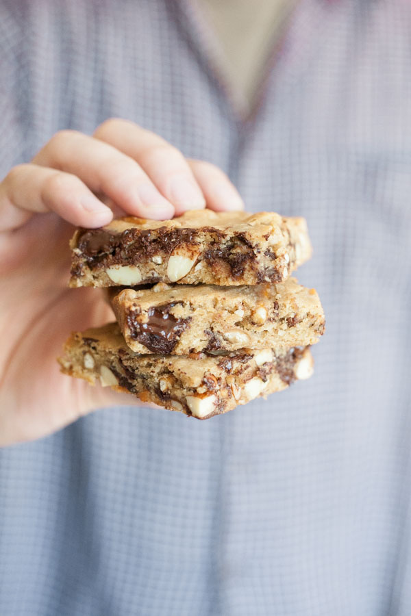 Almond, Pretzel and Chocolate Chunk Blondies | BourbonandHoney.com