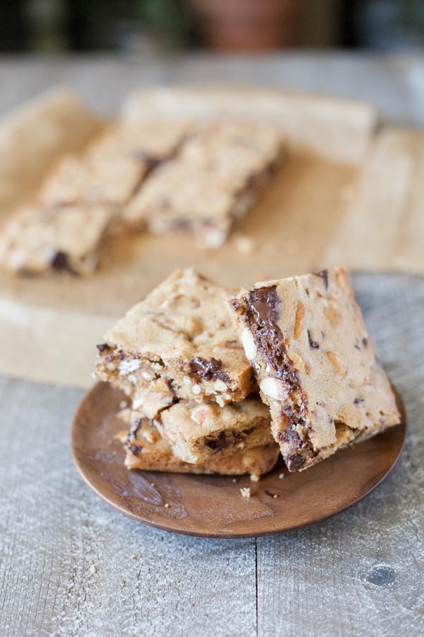 Almond, Pretzel and Chocolate Chunk Blondies | BourbonandHoney.com