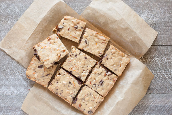 Almond, Pretzel and Chocolate Chunk Blondies | BourbonandHoney.com