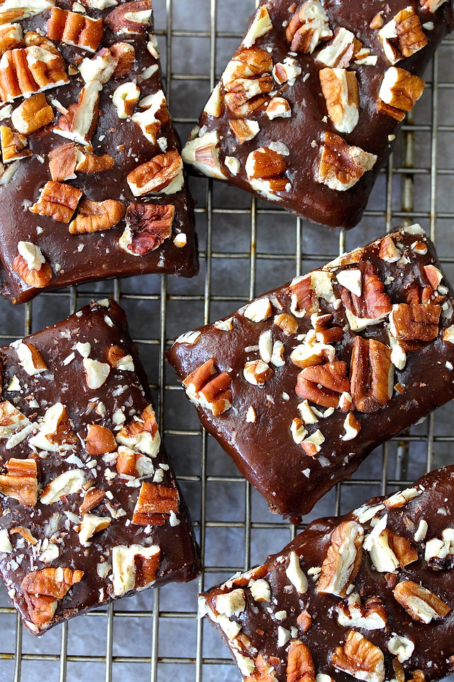 Salted Chocolate Pecan Caramel Bars | Karens Kitchen Stories