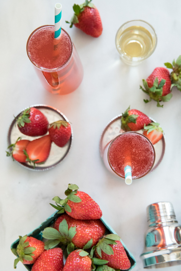 Sparkling Strawberry Rosé Elderflower Cocktail | BourbonandHoney.com