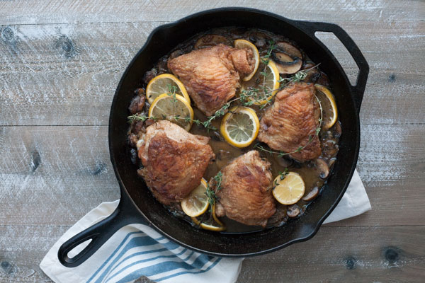 Skillet Chicken with Mushrooms, Shallots and White Wine | BourbonandHoney.com -- Skillet Chicken with Mushrooms, Shallots and White Wine | BourbonandHoney.com -- This Skillet Chicken with Mushrooms is a quick weeknight dinner packed with flavor!
