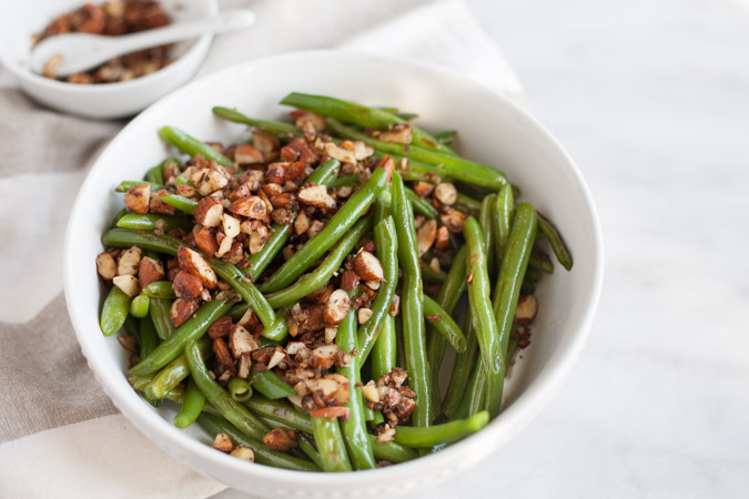 Green Beans with Almonds, Shallot and Garlic | BourbonandHoney.com -- Roasted Green Beans with Almonds, Shallots and Garlic, a quick side dish for dinner, lunch or special occasions.