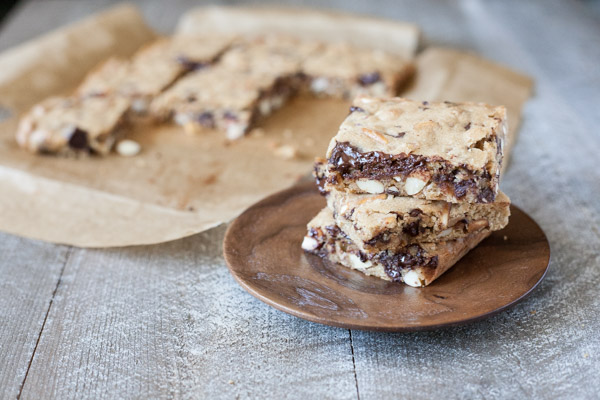 Almond, Pretzel and Chocolate Chunk Blondies | BourbonandHoney.com